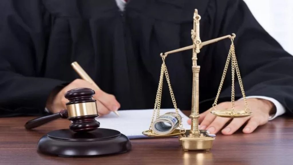 Woman Judge Opposed A Woman's Need Of 6 Lakh Maintanance From Husband